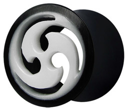 Zeige Details für Ohrpiercing Schmuck Flesh Tunnel aus Horn mit Triskele in 14-16 mm Bild von Ohrpiercing Schmuck Flesh Tunnel aus Horn mit Triskele in 14-16 mm