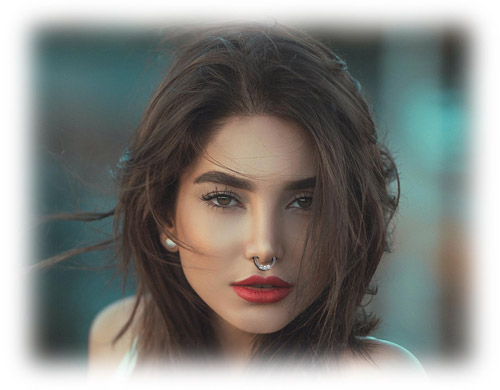 Frau mit Septumpiercing