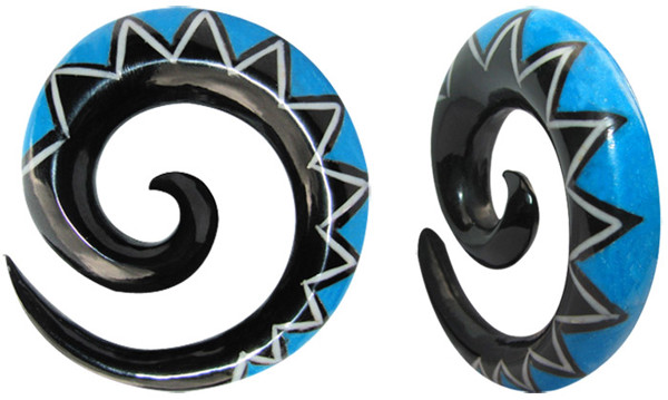Bild von Ohr Piercing Dehn Spirale aus Horn mit Maori Design in 6-12 mm