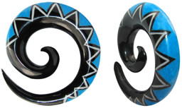 Bild von Ohr Piercing Dehn Spirale aus Horn mit Maori Design in 14 mm
