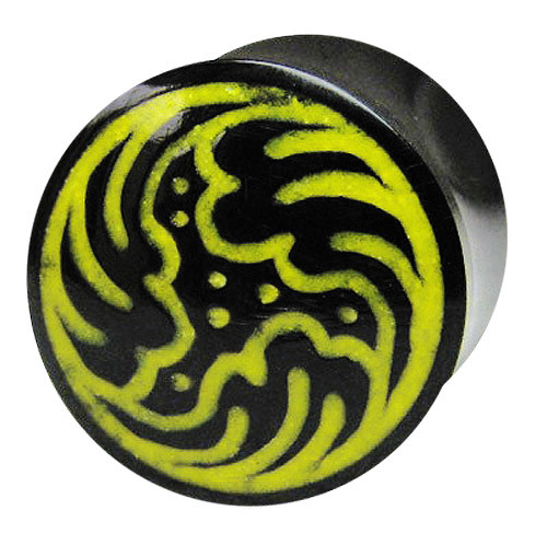 Bild von Ohr Piercing Schmuck Plug aus Horn mit gelbem Tribal in 8-12 mm